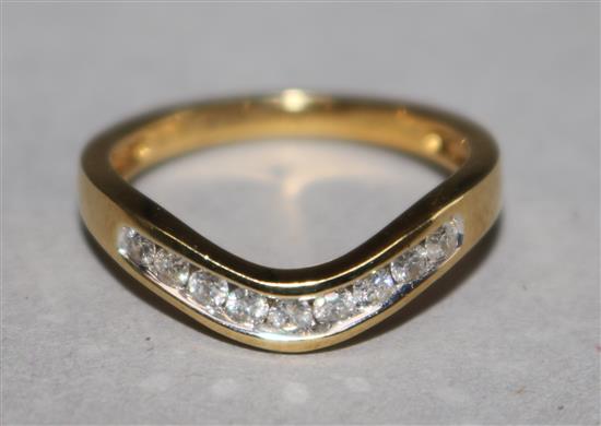 An 18ct gold and diamond set herringbone shaped ring, size L.